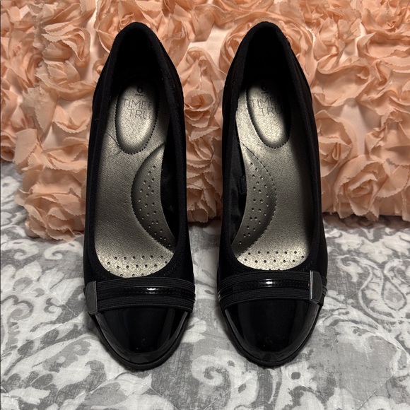 Time and Tru Black Heels with Silver Accents - Picture 1 of 4